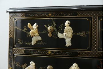 アジアンビンテージ　中国　シノワズリの美しいデザインが空間に華やかなアクセントを加える中国風チェスト　(R-083224)