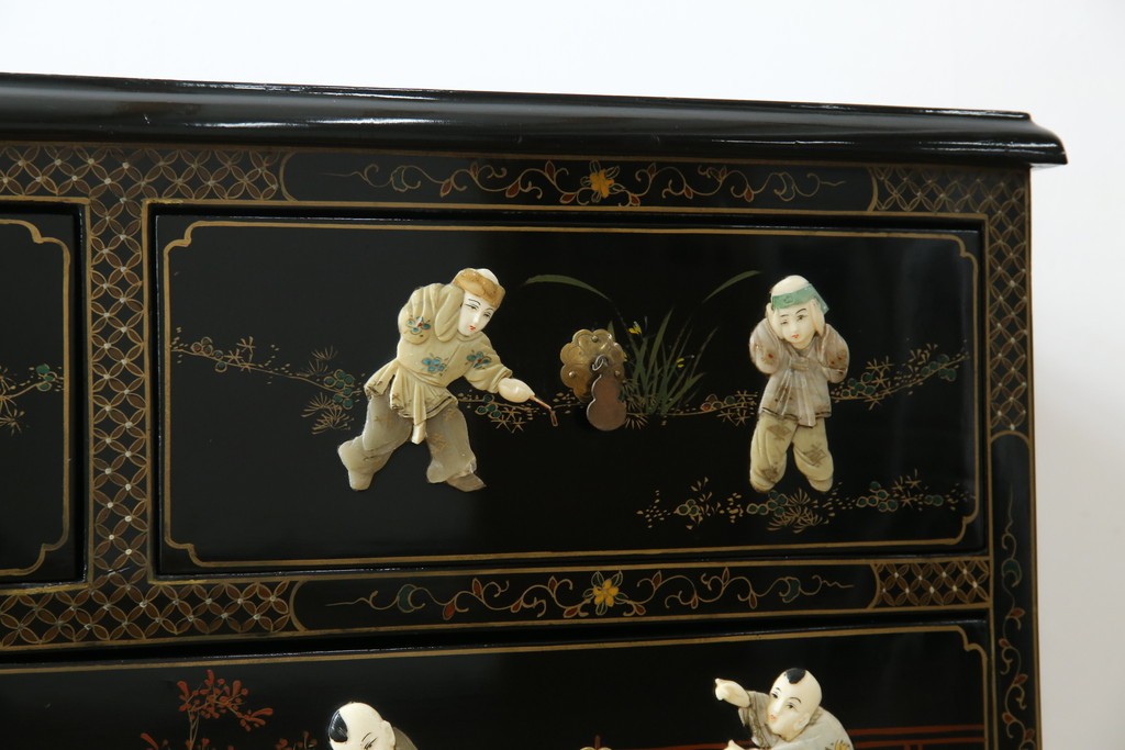 アジアンビンテージ　中国　シノワズリの美しいデザインが空間に華やかなアクセントを加える中国風チェスト　(R-083224)