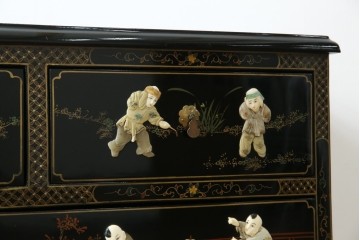 アジアンビンテージ　中国　シノワズリの美しいデザインが空間に華やかなアクセントを加える中国風チェスト　(R-083224)