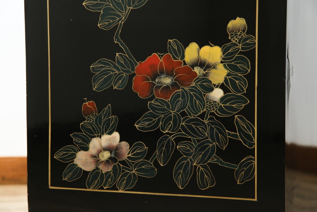 アジアンビンテージ　中国　シノワズリの美しいデザインが空間に華やかなアクセントを加える中国風チェスト　(R-083224)