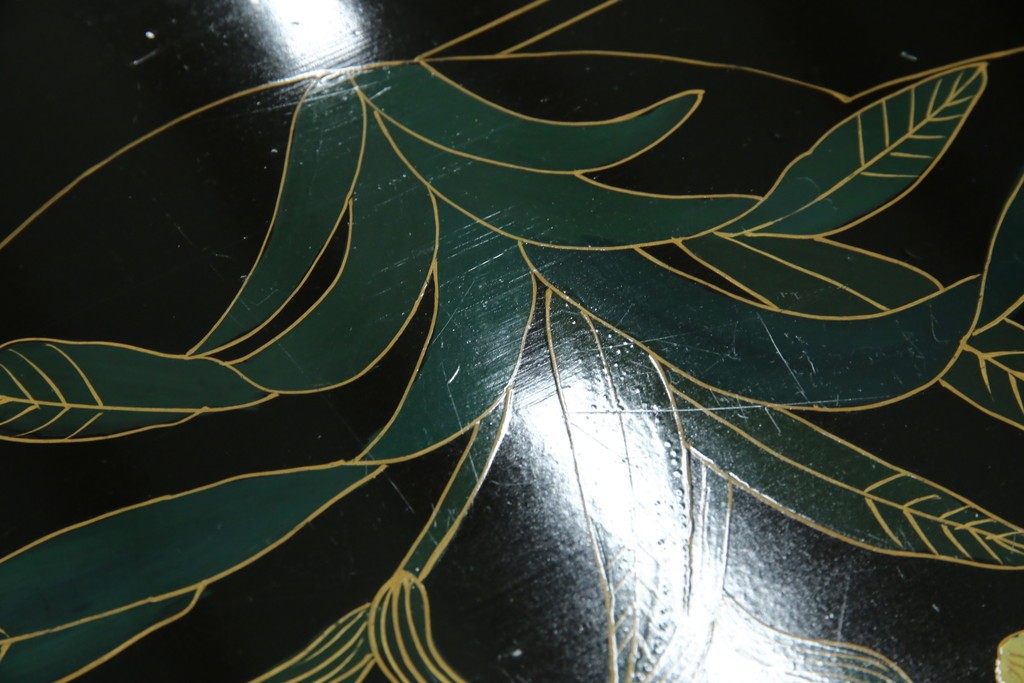 アジアンビンテージ　中国　シノワズリの美しいデザインが空間に華やかなアクセントを加える中国風チェスト　(R-083224)