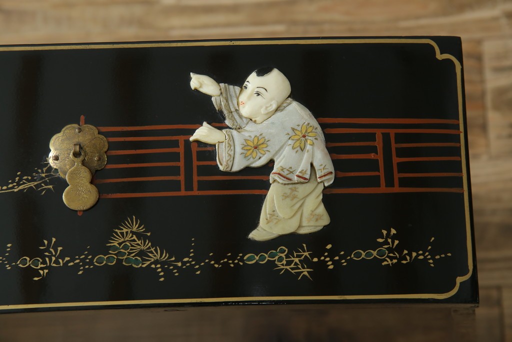 アジアンビンテージ　中国　シノワズリの美しいデザインが空間に華やかなアクセントを加える中国風チェスト　(R-083224)