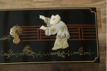 アジアンビンテージ　中国　シノワズリの美しいデザインが空間に華やかなアクセントを加える中国風チェスト　(R-083224)