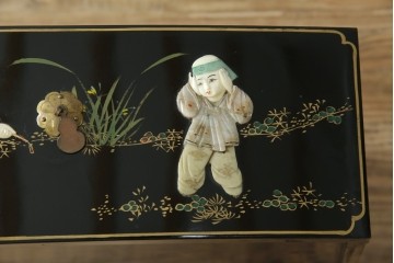 アジアンビンテージ　中国　シノワズリの美しいデザインが空間に華やかなアクセントを加える中国風チェスト　(R-083224)