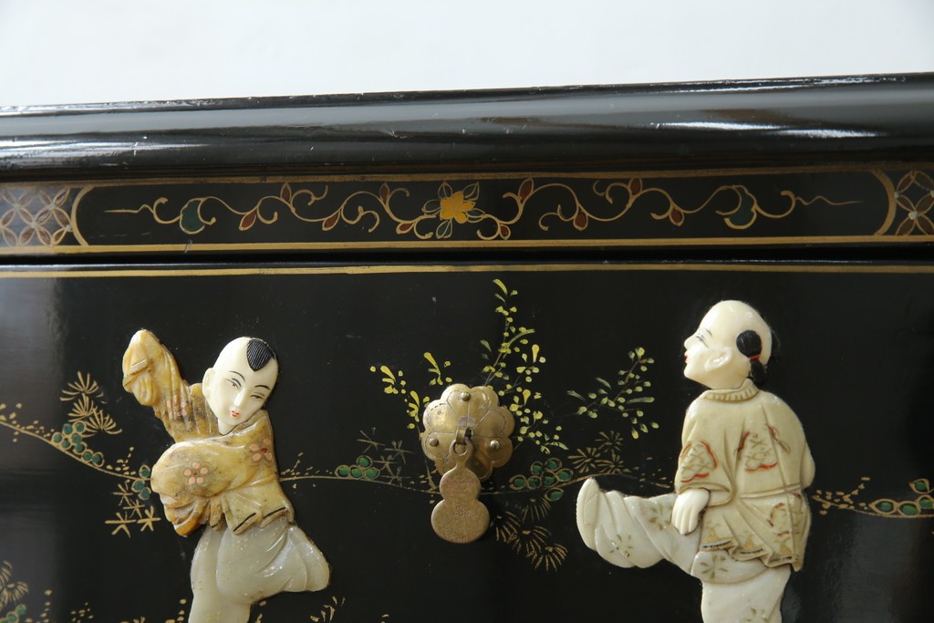 アジアンビンテージ　中国　シノワズリの美しいデザインが空間に華やかなアクセントを加える中国風チェスト　(R-083224)