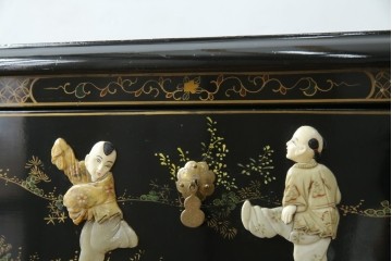 アジアンビンテージ　中国　シノワズリの美しいデザインが空間に華やかなアクセントを加える中国風チェスト　(R-083224)