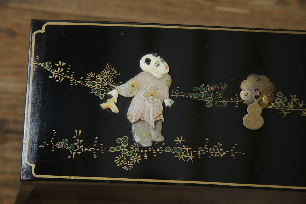 アジアンビンテージ　中国　シノワズリの美しいデザインが空間に華やかなアクセントを加える中国風チェスト　(R-083224)