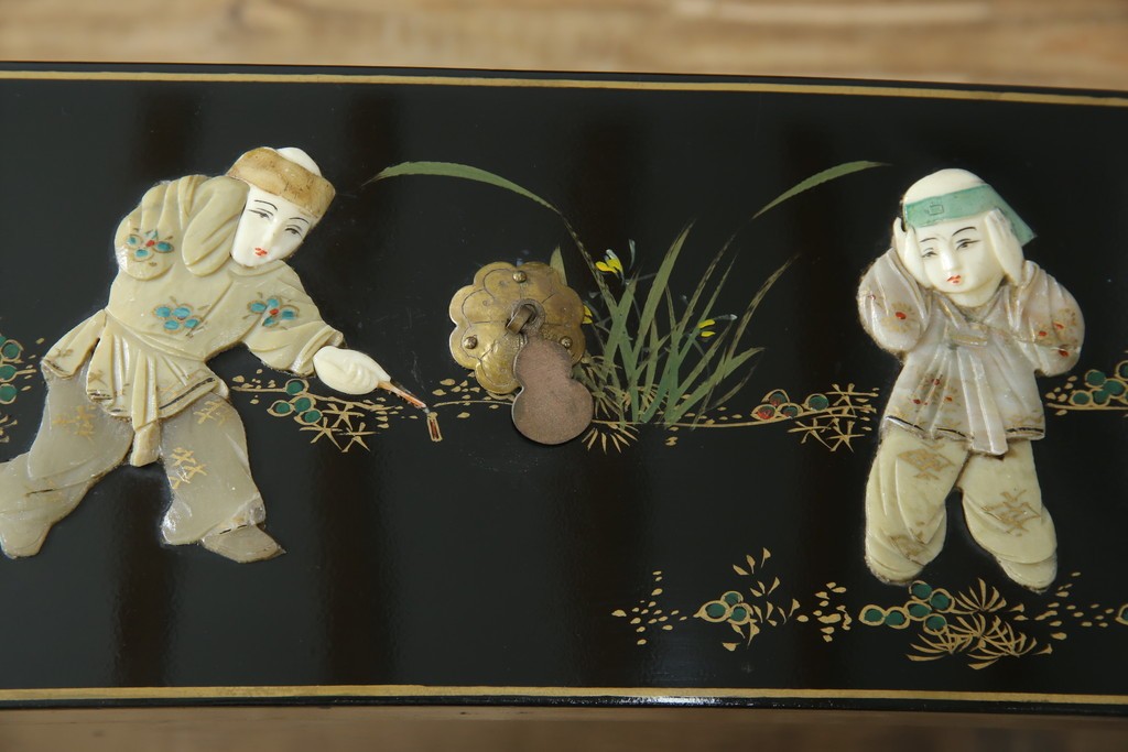 アジアンビンテージ　中国　シノワズリの美しいデザインが空間に華やかなアクセントを加える中国風チェスト　(R-083224)