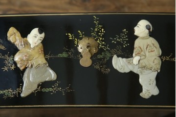 アジアンビンテージ　中国　シノワズリの美しいデザインが空間に華やかなアクセントを加える中国風チェスト　(R-083224)