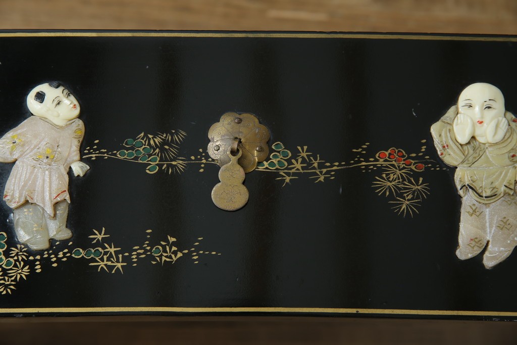 アジアンビンテージ　中国　シノワズリの美しいデザインが空間に華やかなアクセントを加える中国風チェスト　(R-083224)