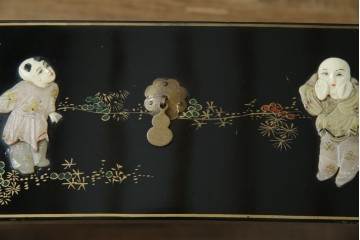 アジアンビンテージ　中国　シノワズリの美しいデザインが空間に華やかなアクセントを加える中国風チェスト　(R-083224)