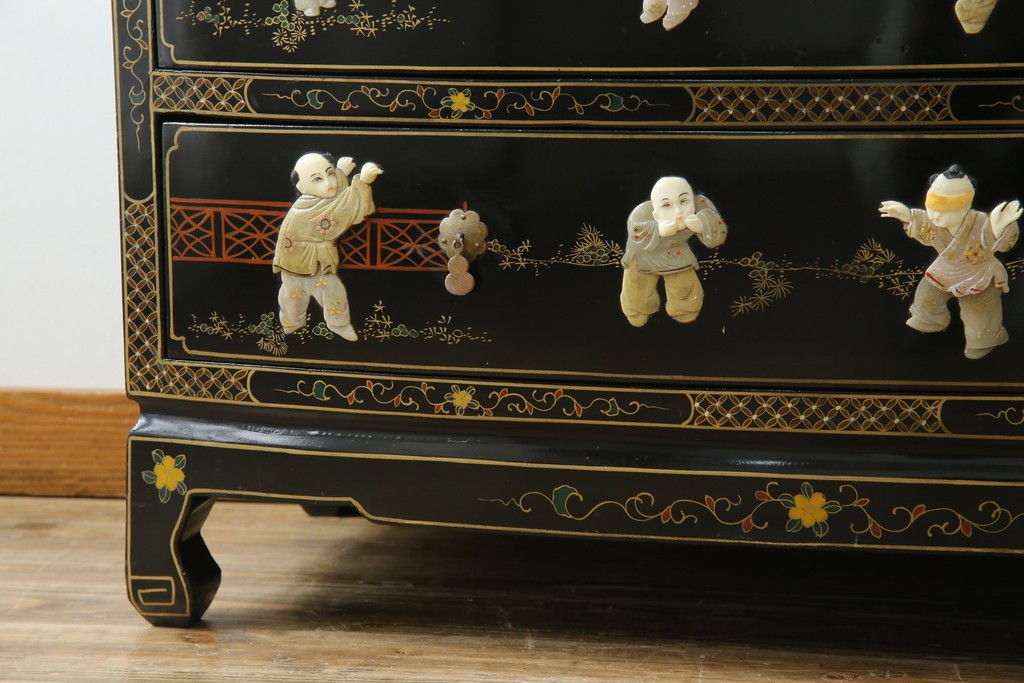 アジアンビンテージ　中国　シノワズリの美しいデザインが空間に華やかなアクセントを加える中国風チェスト　(R-083224)