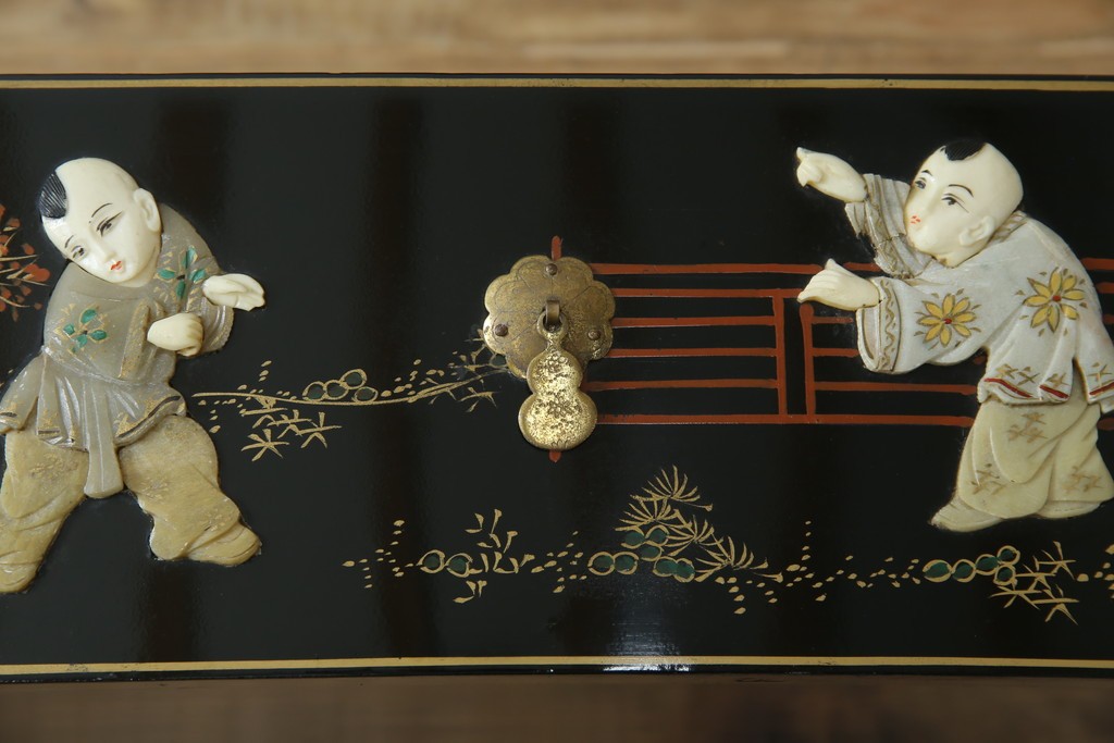 アジアンビンテージ　中国　シノワズリの美しいデザインが空間に華やかなアクセントを加える中国風チェスト　(R-083224)