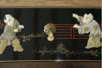 アジアンビンテージ　中国　シノワズリの美しいデザインが空間に華やかなアクセントを加える中国風チェスト　(R-083224)