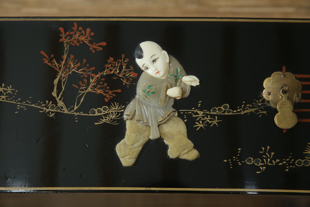 アジアンビンテージ　中国　シノワズリの美しいデザインが空間に華やかなアクセントを加える中国風チェスト　(R-083224)