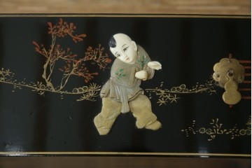 アジアンビンテージ　中国　シノワズリの美しいデザインが空間に華やかなアクセントを加える中国風チェスト　(R-083224)