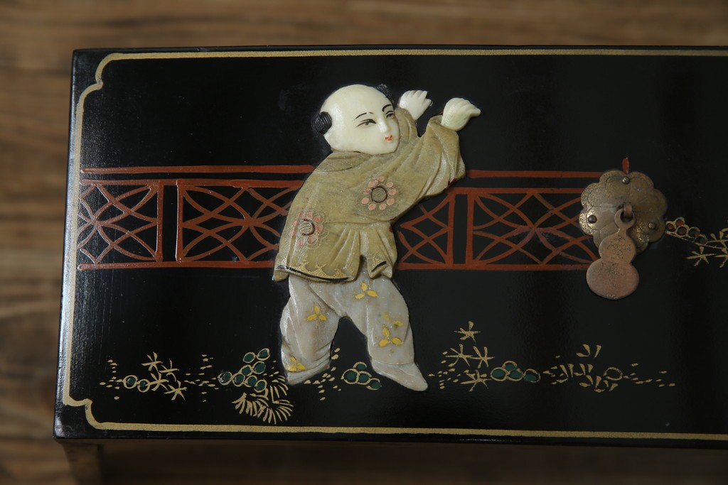 アジアンビンテージ　中国　シノワズリの美しいデザインが空間に華やかなアクセントを加える中国風チェスト　(R-083224)