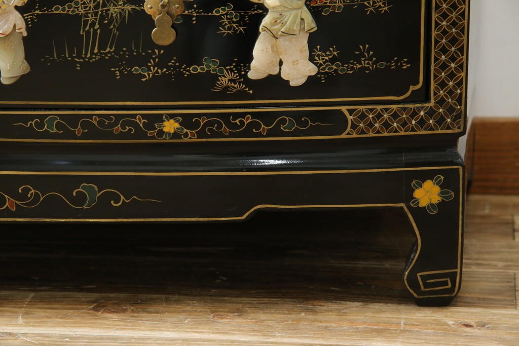 アジアンビンテージ　中国　シノワズリの美しいデザインが空間に華やかなアクセントを加える中国風チェスト　(R-083224)