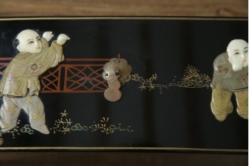 アジアンビンテージ　中国　シノワズリの美しいデザインが空間に華やかなアクセントを加える中国風チェスト　(R-083224)