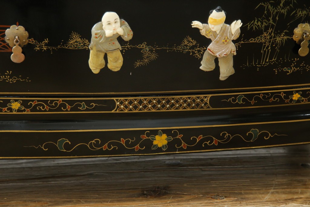 アジアンビンテージ　中国　シノワズリの美しいデザインが空間に華やかなアクセントを加える中国風チェスト　(R-083224)