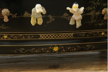 アジアンビンテージ　中国　シノワズリの美しいデザインが空間に華やかなアクセントを加える中国風チェスト　(R-083224)