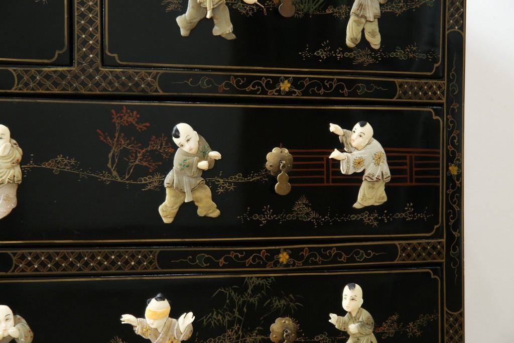 アジアンビンテージ　中国　シノワズリの美しいデザインが空間に華やかなアクセントを加える中国風チェスト　(R-083224)