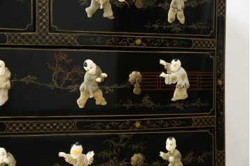 アジアンビンテージ　中国　シノワズリの美しいデザインが空間に華やかなアクセントを加える中国風チェスト　(R-083224)