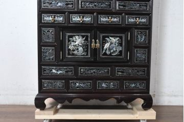 中古　美品　韓国民芸家具　豪華絢爛の螺鈿(ラデン)細工が見事なキャビネット(収納棚、戸棚、サイドキャビネット)(定価約45万円)(R-083225)
