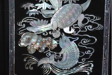 中古　美品　韓国民芸家具　豪華絢爛の螺鈿(ラデン)細工が見事なキャビネット(収納棚、戸棚、サイドキャビネット)(定価約45万円)(R-083225)
