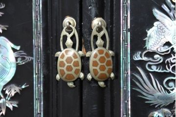 中古　美品　韓国民芸家具　豪華絢爛の螺鈿(ラデン)細工が見事なキャビネット(収納棚、戸棚、サイドキャビネット)(定価約45万円)(R-083225)