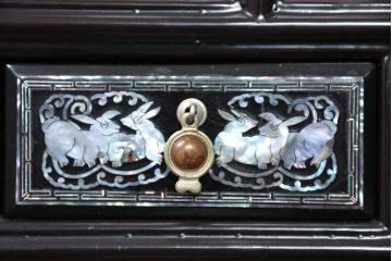 中古　美品　韓国民芸家具　豪華絢爛の螺鈿(ラデン)細工が見事なキャビネット(収納棚、戸棚、サイドキャビネット)(定価約45万円)(R-083225)
