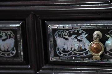 中古　美品　韓国民芸家具　豪華絢爛の螺鈿(ラデン)細工が見事なキャビネット(収納棚、戸棚、サイドキャビネット)(定価約45万円)(R-083225)