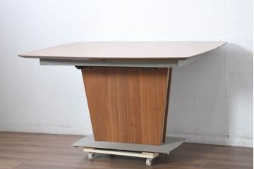中古　BoConcept(ボーコンセプト)　(Milano)ミラノ　流れるような木目が際立つエクステンションテーブル(4人掛け、6人掛け、ダイニングテーブル、食卓、拡張式テーブル、伸長式テーブル)(定価約30万円)(R-083229)