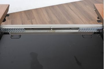 中古　BoConcept(ボーコンセプト)　(Milano)ミラノ　流れるような木目が際立つエクステンションテーブル(4人掛け、6人掛け、ダイニングテーブル、食卓、拡張式テーブル、伸長式テーブル)(定価約30万円)(R-083229)