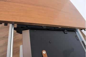 中古　BoConcept(ボーコンセプト)　(Milano)ミラノ　流れるような木目が際立つエクステンションテーブル(4人掛け、6人掛け、ダイニングテーブル、食卓、拡張式テーブル、伸長式テーブル)(定価約30万円)(R-083229)