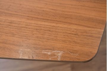中古　BoConcept(ボーコンセプト)　(Milano)ミラノ　流れるような木目が際立つエクステンションテーブル(4人掛け、6人掛け、ダイニングテーブル、食卓、拡張式テーブル、伸長式テーブル)(定価約30万円)(R-083229)