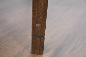 中古　カリモク家具(karimoku)　domani(ドマーニ)　QUEENS LIFE (クイーンズライフ)　ヒッコリーブラウン　落ち着いた色合いと細部に宿る丁寧な作りがお部屋を優雅に演出するダイニングテーブル(食卓、4人掛け、4人用)(定価約32万円)(R-083232)