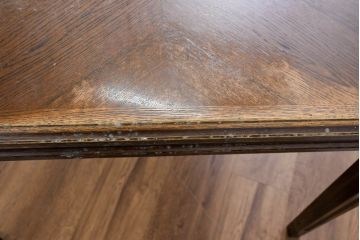 中古　カリモク家具(karimoku)　domani(ドマーニ)　QUEENS LIFE (クイーンズライフ)　ヒッコリーブラウン　落ち着いた色合いと細部に宿る丁寧な作りがお部屋を優雅に演出するダイニングテーブル(食卓、4人掛け、4人用)(定価約32万円)(R-083232)