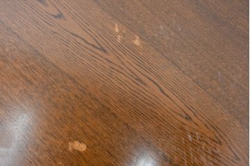 中古　カリモク家具(karimoku)　domani(ドマーニ)　QUEENS LIFE (クイーンズライフ)　ヒッコリーブラウン　落ち着いた色合いと細部に宿る丁寧な作りがお部屋を優雅に演出するダイニングテーブル(食卓、4人掛け、4人用)(定価約32万円)(R-083232)
