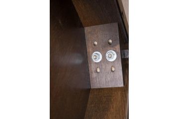 中古　カリモク家具(karimoku)　domani(ドマーニ)　QUEENS LIFE (クイーンズライフ)　ヒッコリーブラウン　落ち着いた色合いと細部に宿る丁寧な作りがお部屋を優雅に演出するダイニングテーブル(食卓、4人掛け、4人用)(定価約32万円)(R-083232)