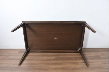 中古　カリモク家具(karimoku)　domani(ドマーニ)　QUEENS LIFE (クイーンズライフ)　ヒッコリーブラウン　落ち着いた色合いと細部に宿る丁寧な作りがお部屋を優雅に演出するダイニングテーブル(食卓、4人掛け、4人用)(定価約32万円)(R-083232)