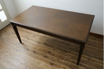 中古　カリモク家具(karimoku)　domani(ドマーニ)　QUEENS LIFE (クイーンズライフ)　ヒッコリーブラウン　落ち着いた色合いと細部に宿る丁寧な作りがお部屋を優雅に演出するダイニングテーブル(食卓、4人掛け、4人用)(定価約32万円)(R-083232)
