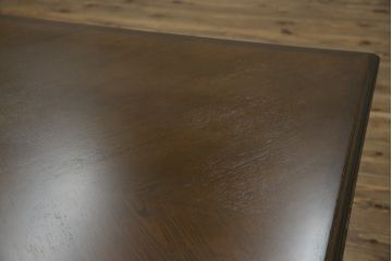 中古　カリモク家具(karimoku)　domani(ドマーニ)　QUEENS LIFE (クイーンズライフ)　ヒッコリーブラウン　落ち着いた色合いと細部に宿る丁寧な作りがお部屋を優雅に演出するダイニングテーブル(食卓、4人掛け、4人用)(定価約32万円)(R-083232)