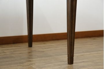中古　カリモク家具(karimoku)　domani(ドマーニ)　QUEENS LIFE (クイーンズライフ)　ヒッコリーブラウン　落ち着いた色合いと細部に宿る丁寧な作りがお部屋を優雅に演出するダイニングテーブル(食卓、4人掛け、4人用)(定価約32万円)(R-083232)
