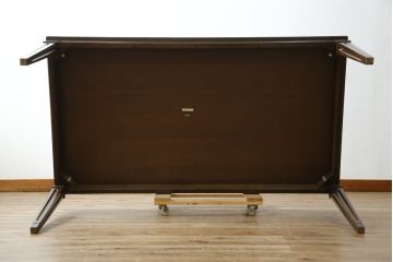 中古　カリモク家具(karimoku)　domani(ドマーニ)　QUEENS LIFE (クイーンズライフ)　ヒッコリーブラウン　落ち着いた色合いと細部に宿る丁寧な作りがお部屋を優雅に演出するダイニングテーブル(食卓、4人掛け、4人用)(定価約32万円)(R-083232)
