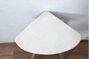 中古　美品　「SOEDA」　作家物のおしゃれなコーナーテーブル(サイン有り、サイドテーブル、花台、飾り台)(R-083233)