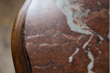 フランスアンティーク　美品!!　天板大理石　ローズウッド材　彫刻と寄木細工(パーケットリー)が織りなす気品漂うサイドキャビネット　(R-083234)