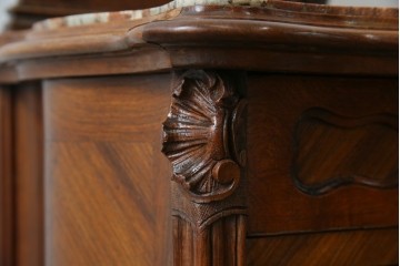 フランスアンティーク　美品!!　天板大理石　ローズウッド材　彫刻と寄木細工(パーケットリー)が織りなす気品漂うサイドキャビネット　(R-083234)