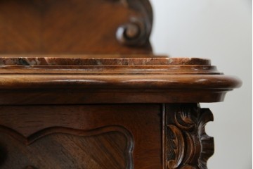 フランスアンティーク　美品!!　天板大理石　ローズウッド材　彫刻と寄木細工(パーケットリー)が織りなす気品漂うサイドキャビネット　(R-083234)