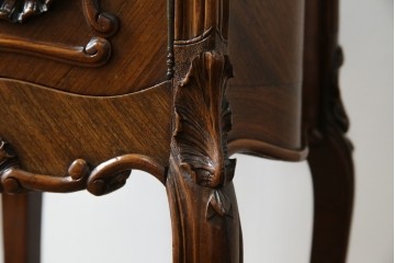 フランスアンティーク　美品!!　天板大理石　ローズウッド材　彫刻と寄木細工(パーケットリー)が織りなす気品漂うサイドキャビネット　(R-083234)